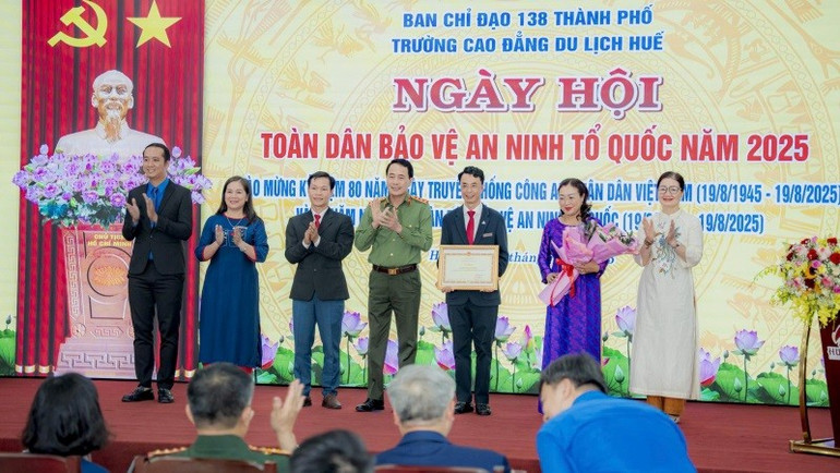 Thứ trưởng Công an, Thượng tướng Lê Quốc Hùng trao Bằng khen của Bộ Công an tặng tập thể cán bộ, giảng viên, sinh viên Trường cao đẳng Du lịch Huế. 5.jpg