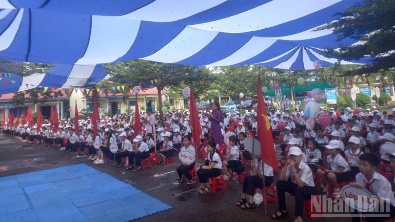 Học sinh Trường tiểu học Lương Thế Vinh, xã Ea Wer, tỉnh Đắk Lắk dự lễ khai giảng năm học mới 2025-2026. ndo_br_img-0524-5255.jpg