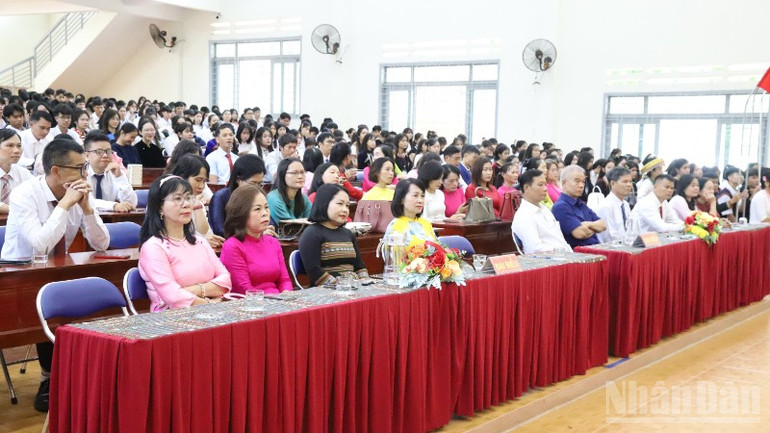 Các đại biểu và thầy, cô giáo dự khai giảng tại Trường trung học phổ thông N'Trang Lơng, tỉnh Đắk Lắk. ndo_br_img-4300-2822.jpg