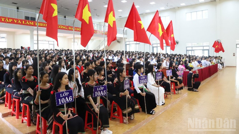 Các em học sinh Trường trung học phổ thông N'Trang Lơng, tỉnh Đắk Lắk dự lễ khai giảng năm học mới. ndo_br_img-4237-4050.jpg