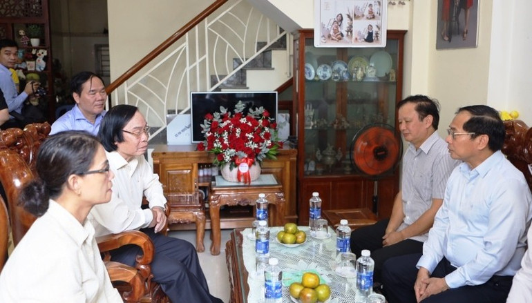 Phó Thủ tướng Bùi Thanh Sơn cùng lãnh đạo thành phố thăm hỏi gia đình ông Lê Xuân Toàn. a-5067.jpg