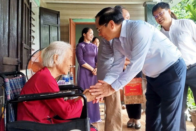 Phó Thủ tướng Bùi Thanh Sơn thăm hỏi, động viên Mẹ Việt Nam Anh hùng Nguyễn Thị Thanh Xuân. a.jpg