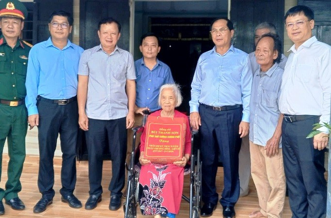 Phó Thủ tướng Bùi Thanh Sơn cùng lãnh đạo thành phố tặng quà, chụp hình lưu niệm cùng Mẹ Việt Nam Anh hùng Nguyễn Thị Thanh Xuân. a3.jpg