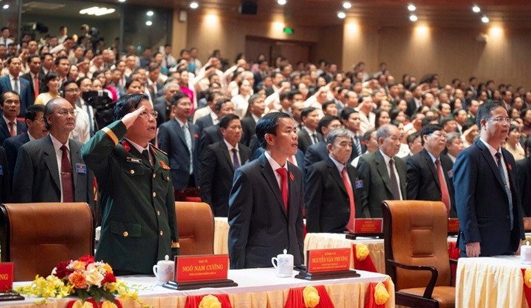 Các đại biểu thực hiện nghi lễ Chào cờ. 2.jpg