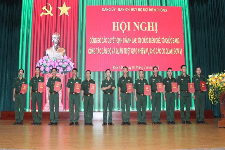 Lãnh đạo Đảng ủy, Ban Chỉ huy Bộ đội Biên phòng tỉnh Đắk Lắk trao quyết định về công tác cán bộ. img-0786-1305.jpg
