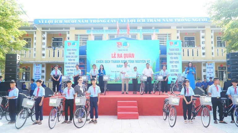 Tặng xe đạp cho học sinh nghèo. 3.jpg