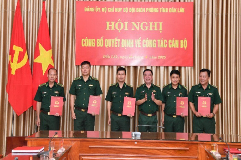 Lãnh đạo Bộ Chỉ huy Bộ đội Biên phòng tỉnh Đắk Lắk trao quyết định về công tác cán bộ. img-0803-3023.jpg