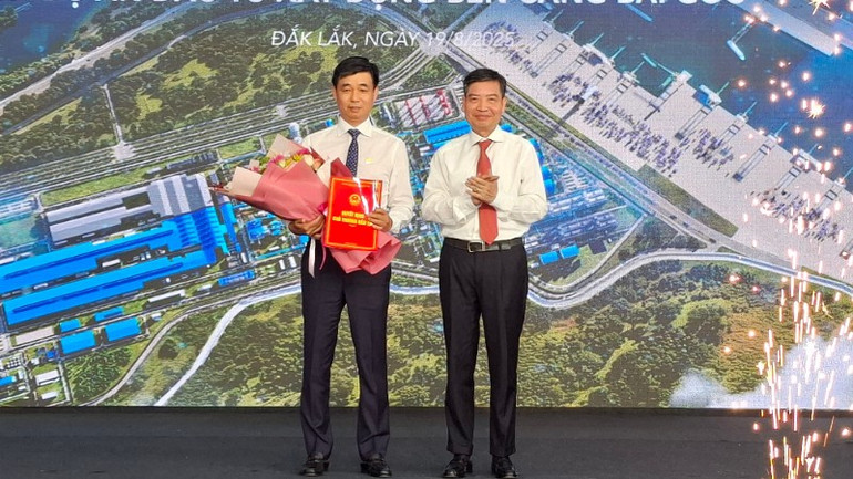 Chủ tịch Ủy ban nhân dân Đắk Lắk Tạ Anh Tuấn trao quyết định chủ trương đầu tư cho đại diện nhà đầu tư. bon-0239-2736.jpg