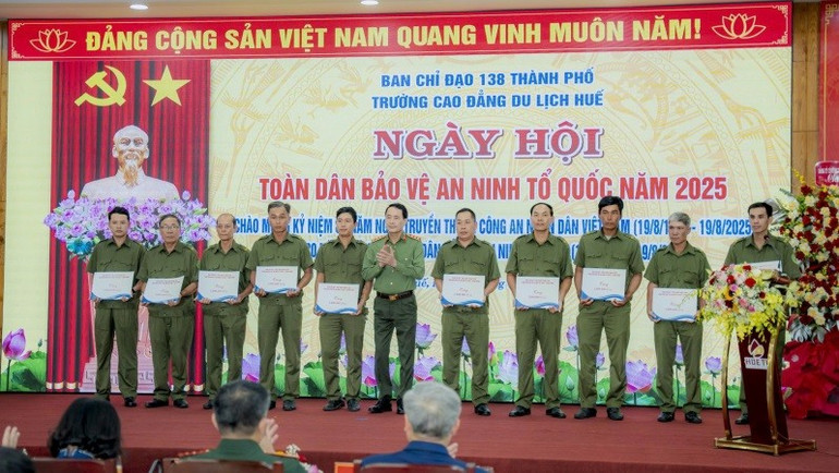 Thượng tướng Lê Quốc Hùng tặng quà cho các cá nhân thuộc Lực lượng tham gia bảo vệ an ninh trật tự ở cơ sở. 2.jpg