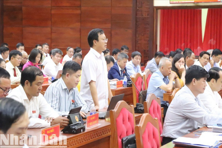 Các đại biểu Hội đồng nhân dân tỉnh Đắk Lắk thảo luận về chính sách hỗ trợ cán bộ, công chức, viên chức đến công tác tại trung tâm hành chính tỉnh và cấp xã sau sắp xếp. img-1407-4773.jpg