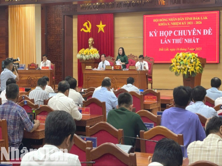 Phó Bí thư Thường trực Tỉnh ủy, Chủ tịch Hội đồng nhân dân tỉnh Đắk Lắk Cao Thị Hòa An trao đổi tại kỳ họp. img-0502-5111.jpg