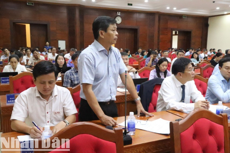 Các đại biểu thảo luận tại kỳ họp. img-1410-4972.jpg