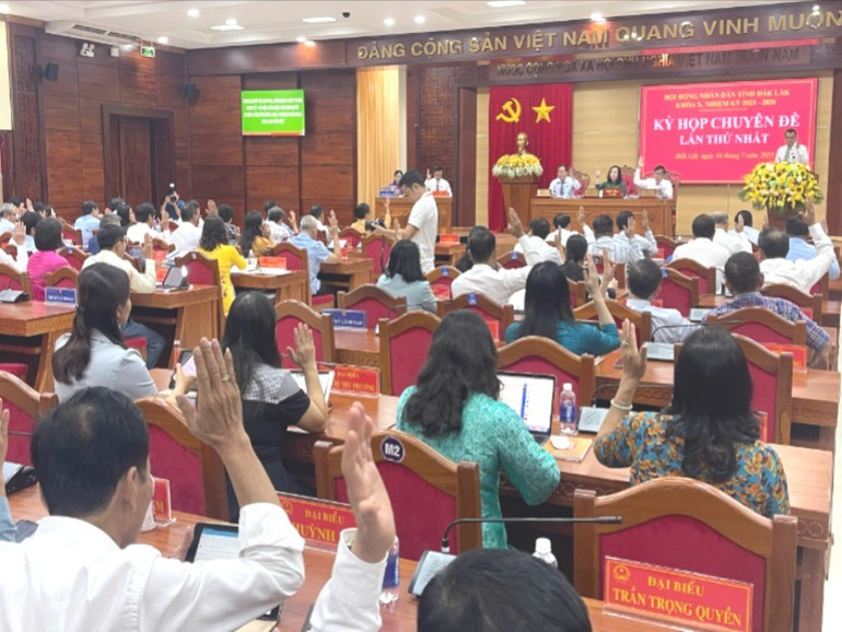 Các đại biểu biểu quyết thông qua các nghị quyết của kỳ họp. img-0500-5432.jpg