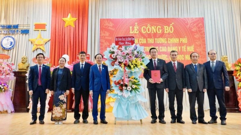 លោកបណ្ឌិត Le Dinh Nghi មានប្រសាសន៍សំណេះសំណាល និងជូនកម្រងផ្កាដល់សាលារបស់ថ្នាក់ដឹកនាំក្រសួងអប់រំ និងបណ្តុះបណ្តាល។ 2-4025.jpg