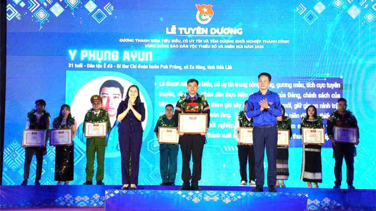 Lễ tuyên dương là sự ghi nhận xứng đáng cho những nỗ lực, cống hiến và thành tích xuất sắc mà các đoàn viên đã đạt được, đồng thời là nguồn động viên to lớn để tiếp tục phát huy tinh thần tiên phong, khát vọng vươn lên của tuổi trẻ. img-0505-8203.jpg