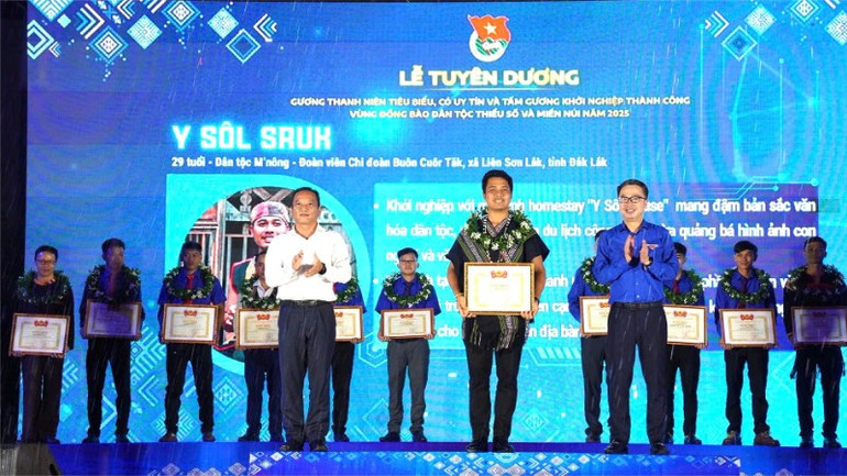 Y Sôl Sruk, đoàn viên chi đoàn buôn Cuôr, xã Liên Sơn Lắk, tỉnh Đắk Lắk nhận Bằng khen của Trung ương Đoàn. img-0502-4584.jpg