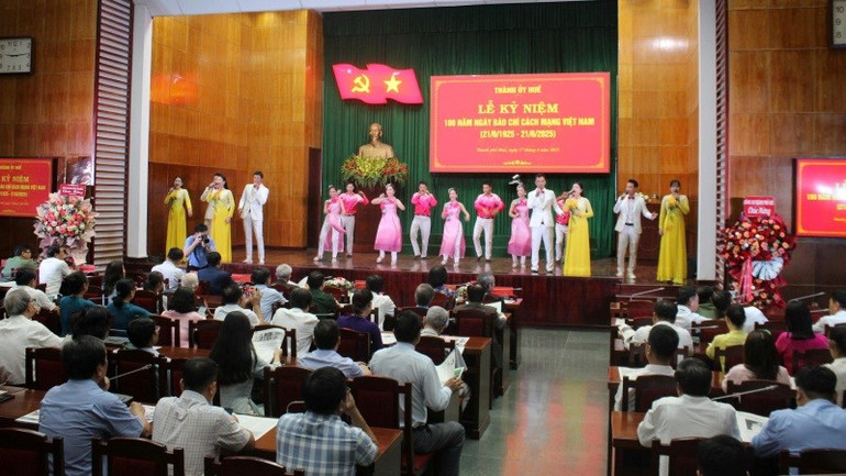 Đông đảo các đại biểu tham dự buổi lễ. 1-5149.jpg