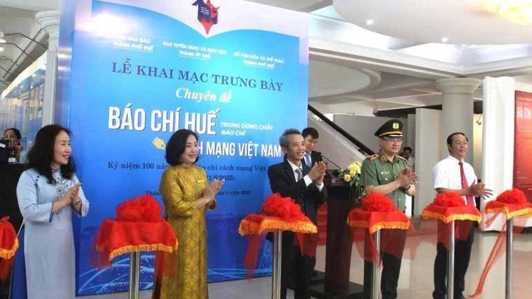 Lãnh đạo thành phố, Hội Nhà báo và các ban, ngành cắt băng khai mạc trưng bày chuyên đề. 1.jpg