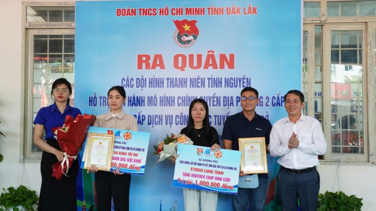 Lãnh đạo Ủy ban nhân dân xã Krông Pắc trao thư chúc mừng cho các công dân hoàn thành đăng ký các giấy tờ liên quan đến thủ tục hành chính. img-0571-6203.jpg