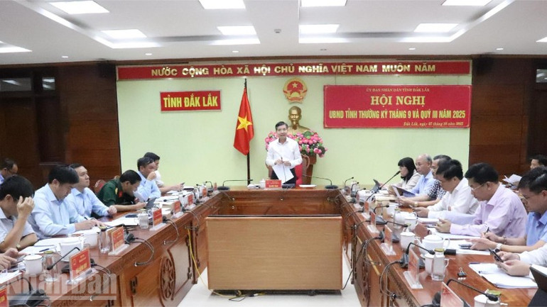 Chủ tịch Ủy ban nhân dân tỉnh Đắk Lắk Tạ Anh Tuấn phát biểu chỉ đạo tại phiên họp. ndo_bl_img-6138-4921.jpg