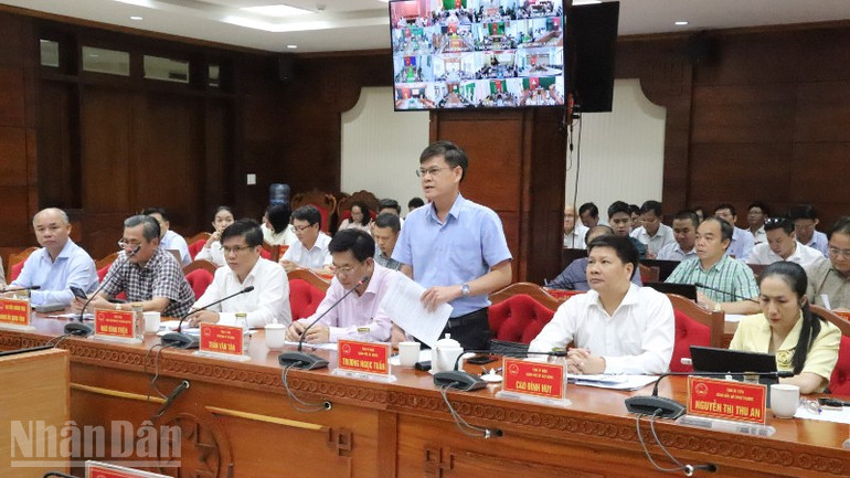 Các đại biểu thảo luận tại phiên họp. ndo_bl_img-6152-5329.jpg
