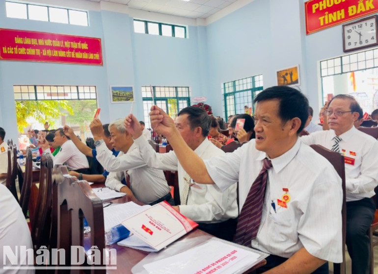 Các đại biểu thông qua nghị quyết đại hội. img-1100-7108.jpg