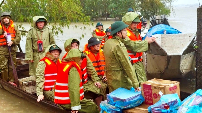 Đoàn công tác của lãnh đạo thành phố Huế đến bà con nhân dân vùng ngập lụt nặng. 1-1381.jpg