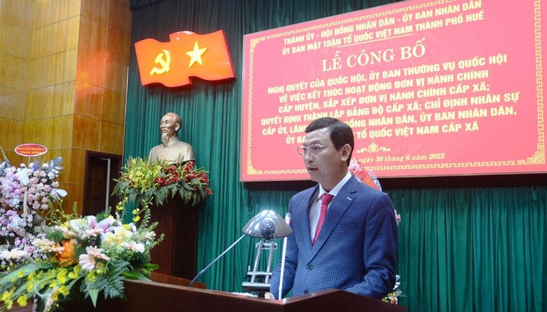 Đại diện các đơn vị mới thành lập, Thành ủy viên, Bí thư Đảng ủy xã Chân Mây-Lăng Cô Lưu Đức Hoàn phát biểu nhận nhiệm vụ. 9.jpg