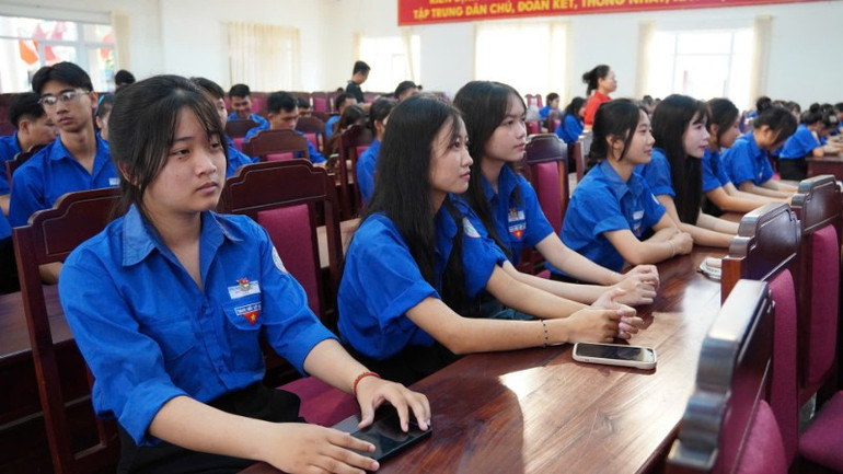 Các đoàn, viên thanh niên tham gia chương trình tọa đàm. img-0510-7827.jpg