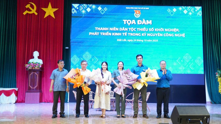 Đồng chí Cảnh Chí Quân, Phó Trưởng ban Công tác Thanh thiếu nhi Trung ương Đoàn Thanh niên cộng sản Hồ Chí Minh tặng hoa cảm ơn các đại biểu tham gia chương trình tọa đàm. img-0511-5644.jpg