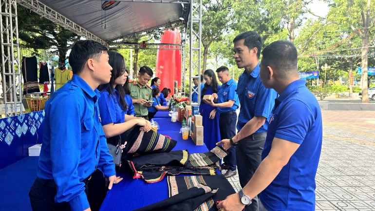 Nhiều thanh niên dân tộc thiểu số khởi nghiệp bằng nghề dệt và kinh doanh sản phẩm thổ cẩm truyền thống của dân tộc mình. img-0523-4559.jpg