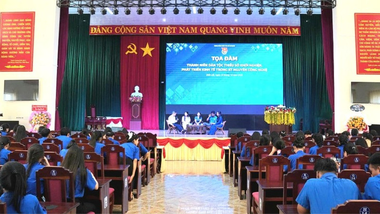 Quang cảnh buổi tọa đàm. img-0512-9636.jpg