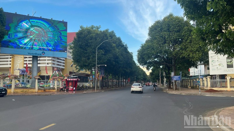 Đường Trường Chinh, một trong những tuyến đường đi bộ của chương trình “Cùng Việt Nam tiến bước” tại Đắk Lắk. ndo_br_img-204-8883.jpg