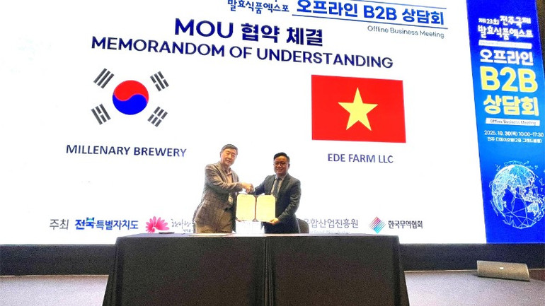Tại triển lãm, ông Hoàng Danh Hữu, nhà sáng lập thương hiệu MISS EDE đã ký kết với một đối tác phân phối sản phẩm tại thành phố Jeonju, tỉnh Jeonbuk, Hàn Quốc. img-47-62.jpg