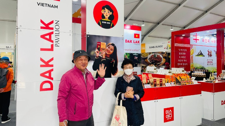 Người dân thành phố Jeonju, tỉnh Jeonbuk, Hàn Quốc phấn khởi khi chụp ảnh tại một gian hàng trưng bày sản phẩm cà-phê thương hiệu MISS EDE tỉnh Đắk Lắk. img-46-7558.jpg