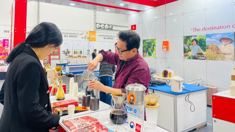 Người dân thành phố Jeonju, tỉnh Jeonbuk, Hàn Quốc tìm hiểu về cà-phê Đắk Lắk tại triển lãm. img-44-8506.jpg