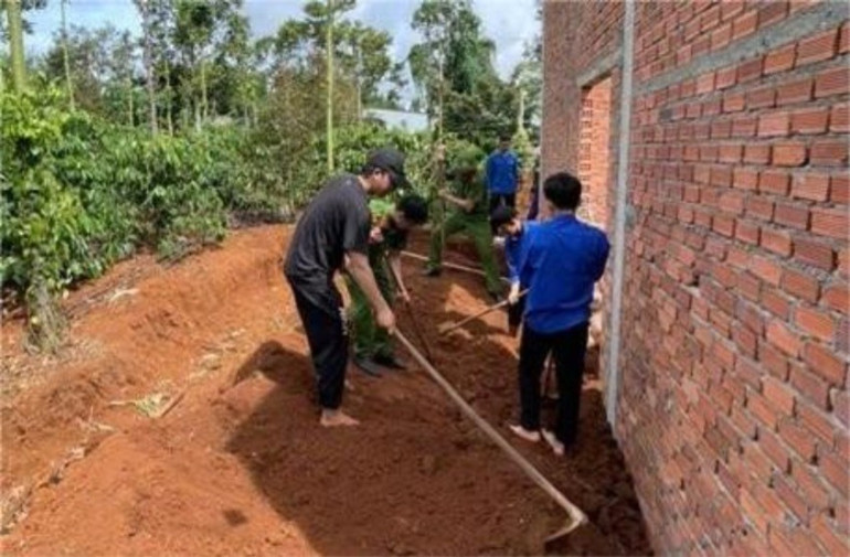 Lực lượng Công an và đoàn viên, thanh niên xã Tam Giang, tỉnh Đắk Lắk tham gia xây dựng, đẩy nhanh tiến độ xóa nhà tạm, nhà dột nát cho hộ nghèo trên địa bàn. img-0172-7943-4110.jpg