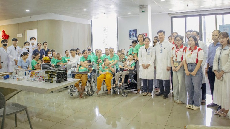 Các y, bác sĩ Bệnh viện Đại học Y Dược Buôn Ma Thuột và Hội Gia đình trẻ em và người bại não Việt Nam cùng các gia đình có con bị bại não tham gia chương trình. img-9994-5032.jpg