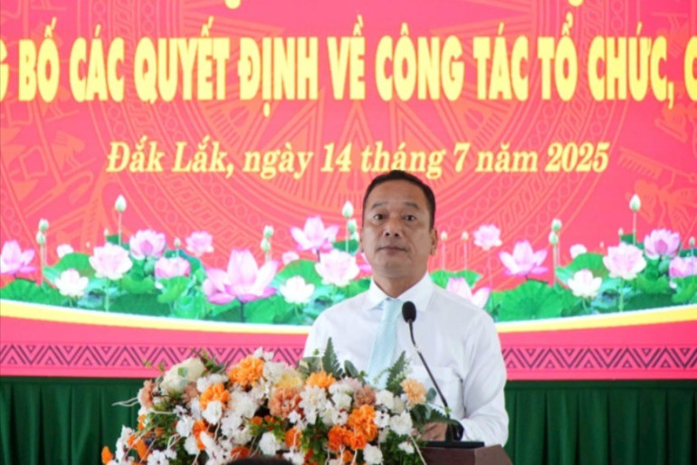 Chủ tịch Ủy ban Mặt trận Tổ quốc Việt Nam tỉnh Đắk Lắk Y Giang Gry Niê Knơng phát biểu giao nhiệm vụ tại hội nghị. img-030-501.jpg