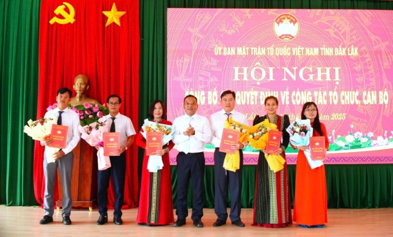 Chủ tịch Ủy ban Mặt trận Tổ quốc Việt Nam tỉnh Đắk Lắk Y Giang Gry Niê Knơng trao quyết định nhân sự các ban, đơn vị. img-032-2792.jpg