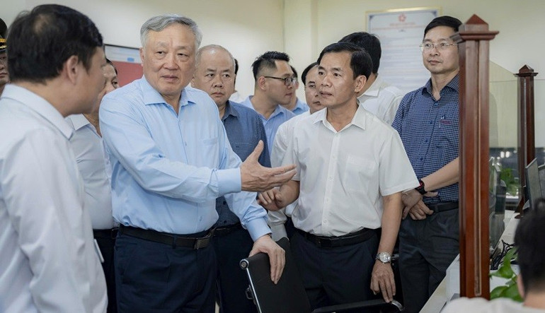 Phó Thủ tướng Thường trực Nguyễn Hòa Bình thăm Trung tâm Phục vụ hành chính công phường Thuận Hóa, thành phố Huế. 2-4285.jpg