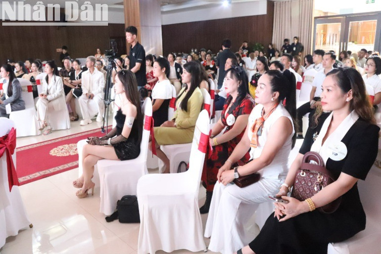 Đông đảo người yêu thích nghệ thuật và sáng tạo nội dung cùng các bạn trẻ tỉnh Đắk Lắk tham dự buổi họp báo. img-1226-5567.jpg