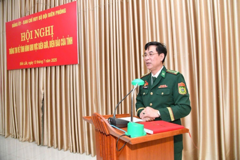 Đại tá Nguyễn Văn Lĩnh, Phó Bí thư Đảng ủy, Chỉ huy trưởng Ban Chỉ huy Bộ đội Biên phòng tỉnh Đắk Lắk đã thông tin về tình hình khu vực biên giới, biển đảo của tỉnh Đắk Lắk. img-0784-6671.jpg