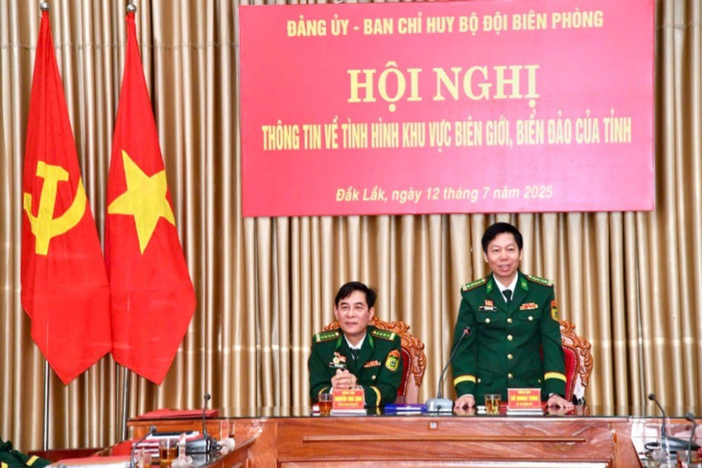 Đại tá Đỗ Quang Thấm, Bí thư Đảng ủy, Chính ủy Ban Chỉ huy Bộ đội Biên phòng tỉnh Đắk Lắk phát biểu tại hội nghị. img-0783-3414.jpg