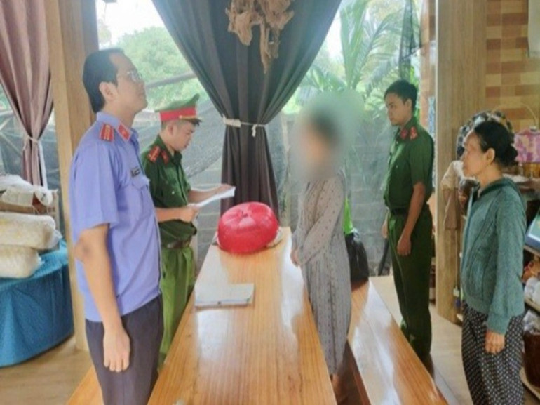Cơ quan Cảnh sát điều tra Công an tỉnh Đắk Lắk tiến hành khám xét theo quy định. (Ảnh: Công an tỉnh Đắk Lắk) img-0175-4286.jpg