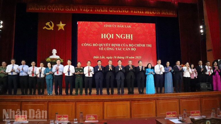 Các đại biểu chụp hình lưu niệm. ndo_bl_img-6849-1475.jpg