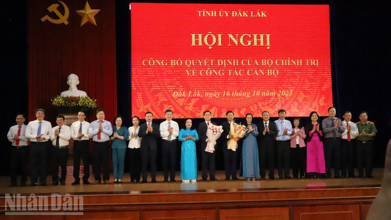 Các đồng chí Ban Thường vụ Tỉnh ủy Đắk Lắk tặng hoa chúc mừng đồng chí Nguyễn Đình Trung và đồng chí Lương Nguyễn Minh Triết. ndo_bl_img-6838-7617.jpg