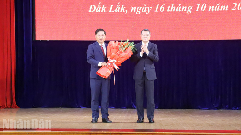 Đồng chí Lê Minh Hưng tặng hoa chúc mừng đồng chí Lương Nguyễn Minh Triết được Bộ Chính trị chỉ định giữ chức Bí thư Tỉnh ủy Đắk Lắk nhiệm kỳ 2025-2030. ndo_bl_img-6783-3565.jpg