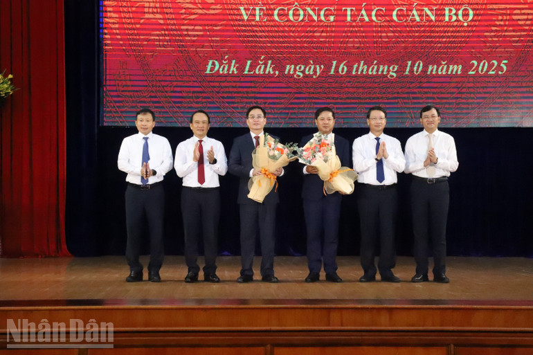 Các đồng chí lãnh đạo Thành ủy Đà Nẵng tặng hoa chúc mừng đồng chí Nguyễn Đình Trung và đồng chí Lương Nguyễn Minh Triết. ndo_bl_img-6827.jpg