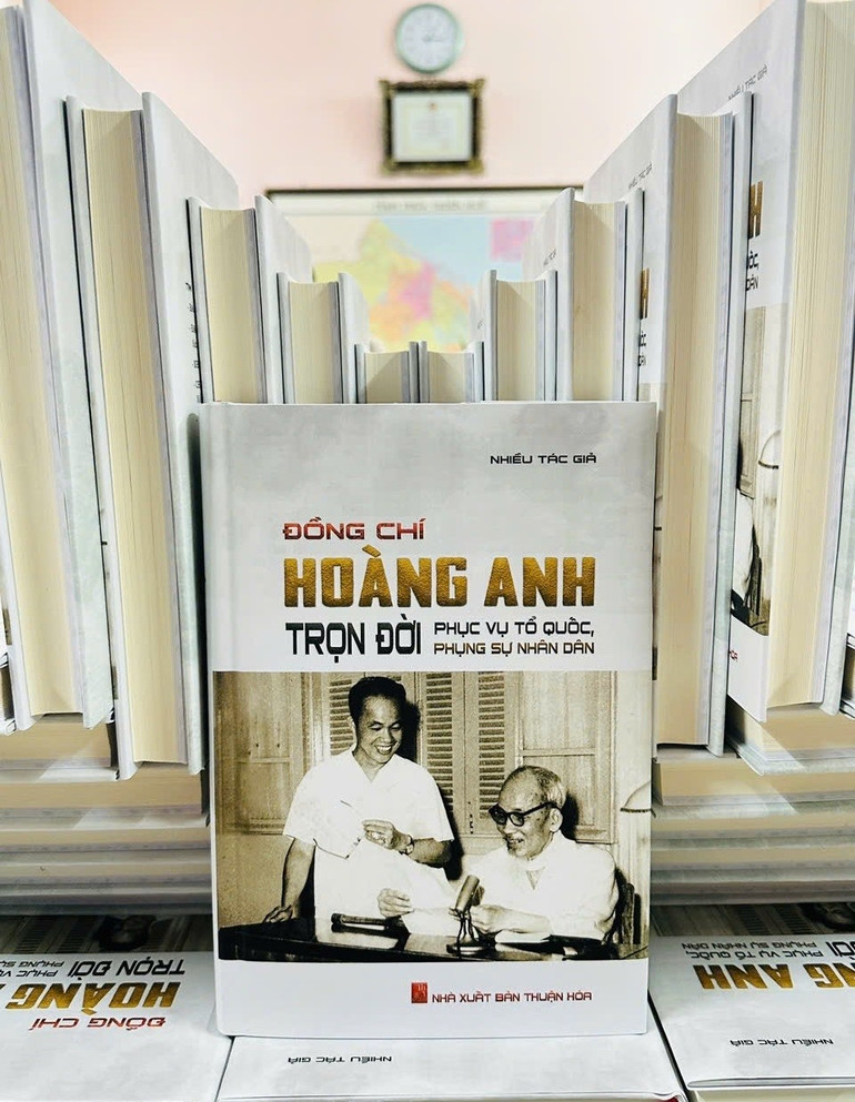 Tác phẩm sách “Đồng chí Hoàng Anh trọn đời phục vụ Tổ quốc, phụng sự nhân dân” được xuất bản đúng dịp kỷ niệm 80 Cách mạng Tháng Tám thành công và Quốc khánh 2/9. 3-9091.jpg